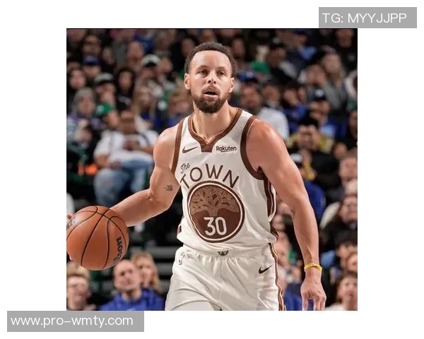 理查德成为球队历史第三位新秀单场30分5三分与库里穆迪并肩前行